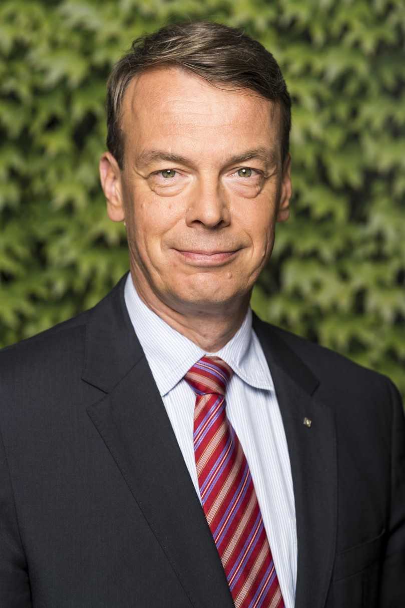 BGL-Präsident Lutze von Wurmb: „Wir befinden uns in einer schwierigen gesamtwirtschaftlichen Situation, die leider auch die wirtschaftlichen Entwicklungen im GaLaBau aktuell erkennbar bremst. Gleichzeitig könnten in den nächsten Jahren mehrere Milliarden Euro Fördergelder in grüne Stadtentwicklung in Deutschland fließen – wenn die Politik nun ihren ambitionierten Ankündigungen auch wirksame Maßnahmen folgen lässt..“ | Foto: PPBraun/BGL BGL-Präsident Lutze von Wurmb: „Wir befinden uns in einer schwierigen gesamtwirtschaftlichen Situation, die leider auch die wirtschaftlichen Entwicklungen im GaLaBau aktuell erkennbar bremst. Gleichzeitig könnten in den nächsten Jahren mehrere Milliarden Euro Fördergelder in grüne Stadtentwicklung in Deutschland fließen – wenn die Politik nun ihren ambitionierten Ankündigungen auch wirksame Maßnahmen folgen lässt..“ | Foto: PPBraun/BGL