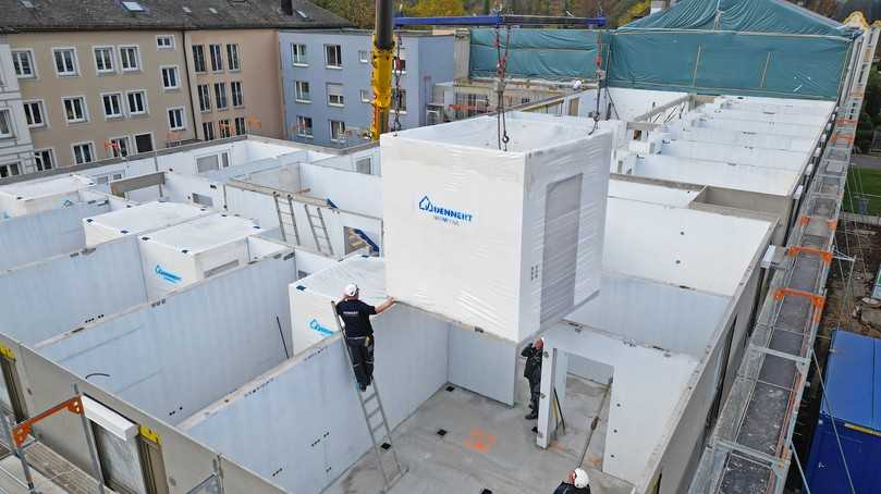 Barrierefrei und rollstuhltauglich: Die Badmodule werden exakt platziert, verschraubt und an die Haustechnik angeschlossen. | Foto: Dennert