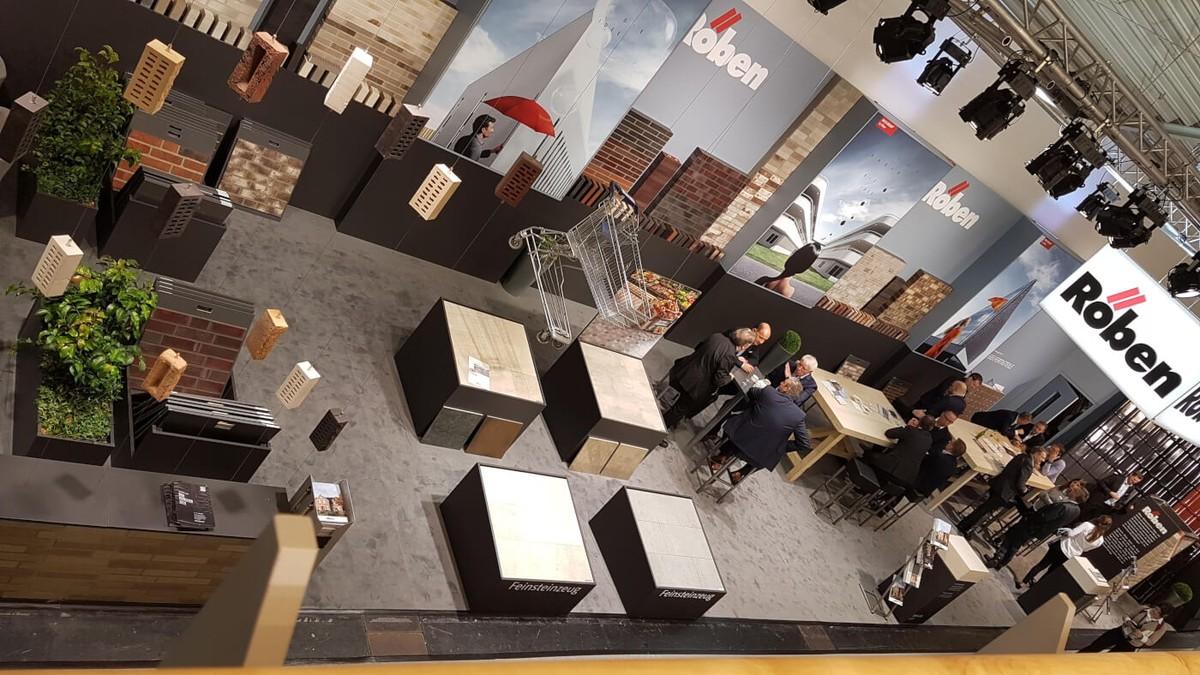 Bei Röben hängen Ziegel von der Decke. Unter dem Einkaufswagen exklusives Design-Feinsteinzeug als Bodenbelag für Supermärkte und Gastronomie.