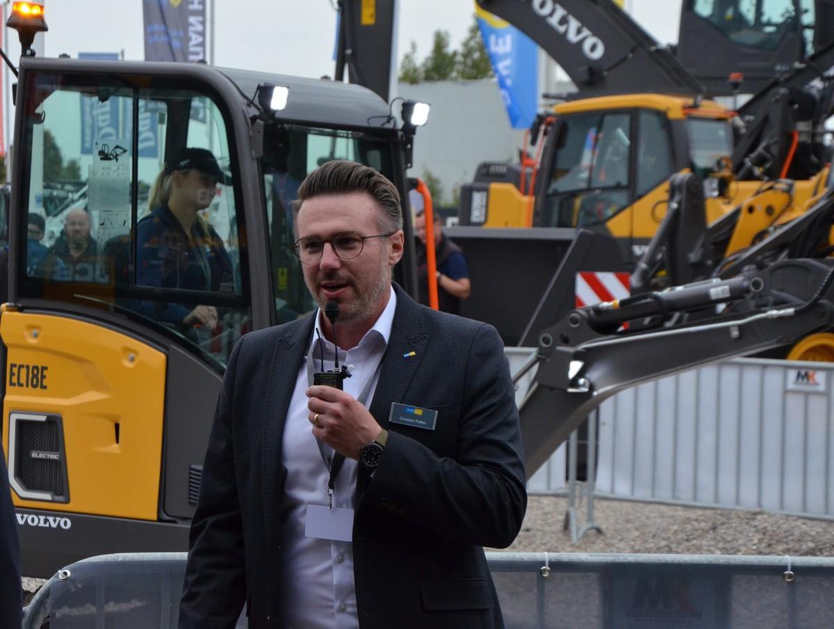 Swecons frischgebackener Vertriebsleiter Christian Paffen zeigt am Stand unter anderem Volvos neuen Elektro-Minibagger EC18E in Aktion. Weil der batteriebetriebene Bagger so leise arbeitet, muss Paffen nicht mal seine Stimme erheben. | Foto: B_I/Stellmach