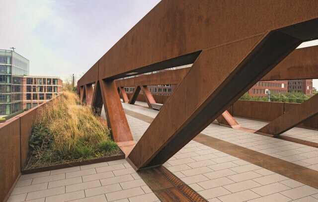 Bodengestaltung: Neuer Betonstein rostet wie Cortenstahl