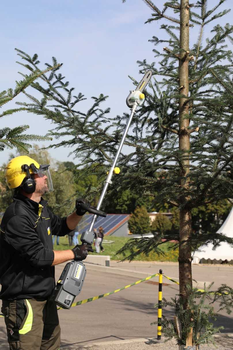 Multifunktionstool mit Sägen-Aufsatz. Die Akkus integriert Kärcher stets in die Geräte. Multifunktionstool mit Sägen-Aufsatz. Die Akkus integriert Kärcher stets in die Geräte.