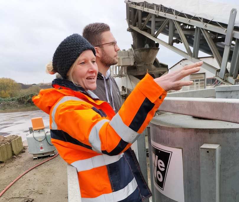 Eike Sophie Winkler sieht in dem Kieler Bodenmanagement-Modell eine tolle Initiative. Daneben: WeVo-Mischmeister Cevin Carstensen. | Foto: B_I/Valdix Eike Sophie Winkler sieht in dem Kieler Bodenmanagement-Modell eine tolle Initiative. Daneben: WeVo-Mischmeister Cevin Carstensen. | Foto: B_I/Valdix