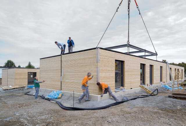 Die Holzbaumodule mit 95 % Vorfertigung werden vor Ort wie Legosteine zusammengefügt. | Foto: Aktiv-Haus GmbH