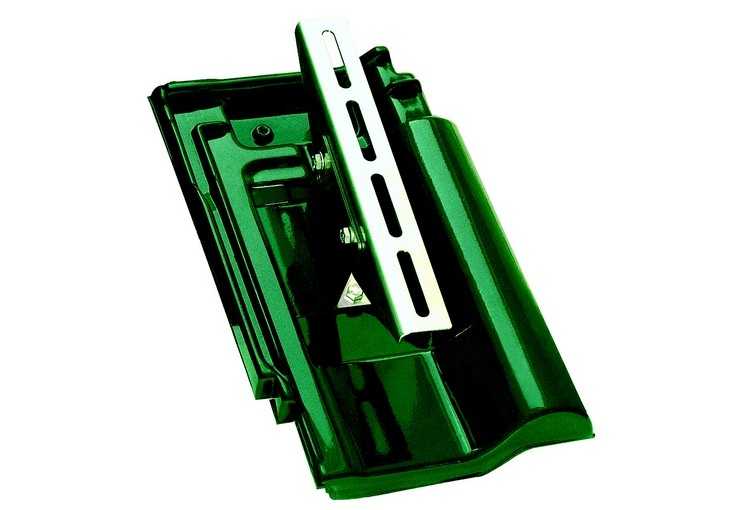 Die Solar-Trägerpfannen von Fleck sind sparrenunabhängig mit wenigen Handgriffen montiert – ohne die umliegenden Dachpfannen zu bearbeiten. | Foto: Fleck GmbH