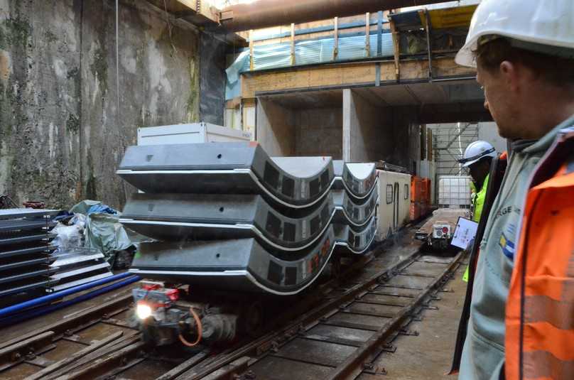 Im 25 Meter tiefen Startschacht startet ein Zug, beladen mit Tübbingen, in die Tunnelröhre, damit die TBM Elsa weiter Ring für Ring bauen kann. | Foto: B_I/Saric