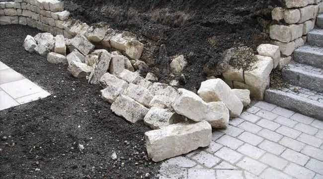 Falsch dimensioniert: Dieses Foto will Prof. Schegk in ihren Vorträgen so lange zeigen, bis solche katastrophal ausgeführten „Trockenmauern“ nicht mehr anzutreffen sind. | Foto: Conny Wendler