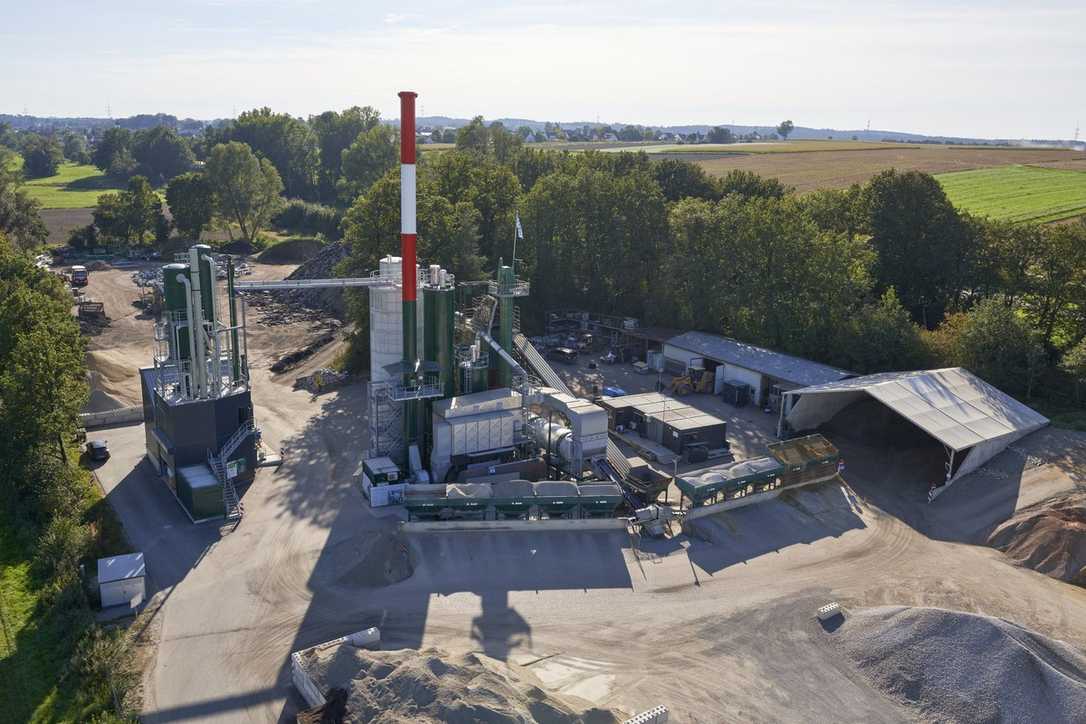 Benninghoven stellt Asphaltmischwerk auf Holzstaubbefeuerung um Benninghoven stellt Asphaltmischwerk auf Holzstaubbefeuerung um