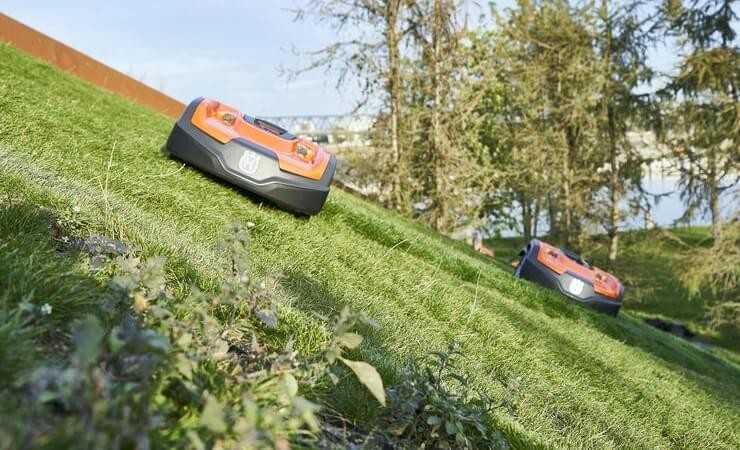 Der neue Profi-Automower 535 AWD mit serienmäßiger Konnektivität meistert Steigungen von bis zu 70%. Vorgestellt wurde er im Baakenpark, eine künstlich angelegte Halbinsel im Baakenhafen, der Teil des Hamburger Stadtentwicklungsprojekts HafenCity ist. | Foto: Husqvarna Der neue Profi-Automower 535 AWD mit serienmäßiger Konnektivität meistert Steigungen von bis zu 70%. Vorgestellt wurde er im Baakenpark, eine künstlich angelegte Halbinsel im Baakenhafen, der Teil des Hamburger Stadtentwicklungsprojekts HafenCity ist. | Foto: Husqvarna