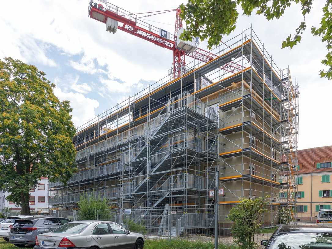 Wohnhaus-Modernisierung unter Bewohnung: Neue Zugangslösung mit Peri Up Public