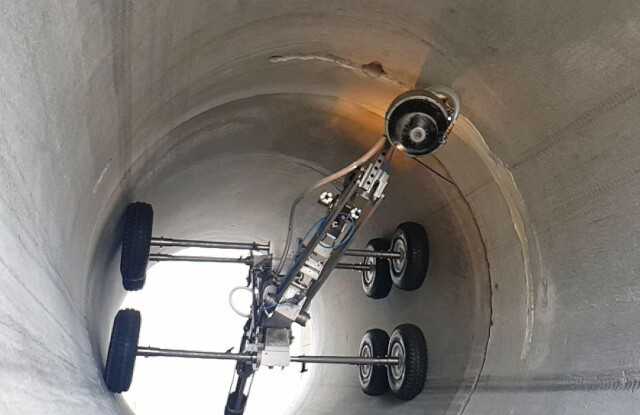 Mit Versuchen in einem Betonrohr, das zu Testzwecken auf dem Firmengelände zur Verfügung stand, näherten sich die Entwickler immer mehr der Praxistauglichkeit des Roboters an. | Foto: Prokasro