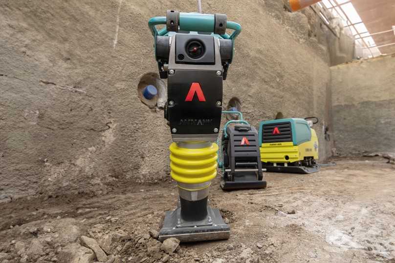 Aufgereiht und fertig für den Einsatz: der Stampfer eATR 68. eAPF 12/50 und die brandneue hydrostatische schwere Rüttelplatte eAPH 70/95. | Foto: Ammann Aufgereiht und fertig für den Einsatz: der Stampfer eATR 68. eAPF 12/50 und die brandneue hydrostatische schwere Rüttelplatte eAPH 70/95. | Foto: Ammann
