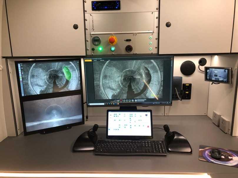 Regieraum vom JT-elektronik Fahrzeug mit der neuen kanDa-Steuerung und KI-Einfärbung auf dem Betrachtermonitor. | Foto: JT-elektronik Regieraum vom JT-elektronik Fahrzeug mit der neuen kanDa-Steuerung und KI-Einfärbung auf dem Betrachtermonitor. | Foto: JT-elektronik