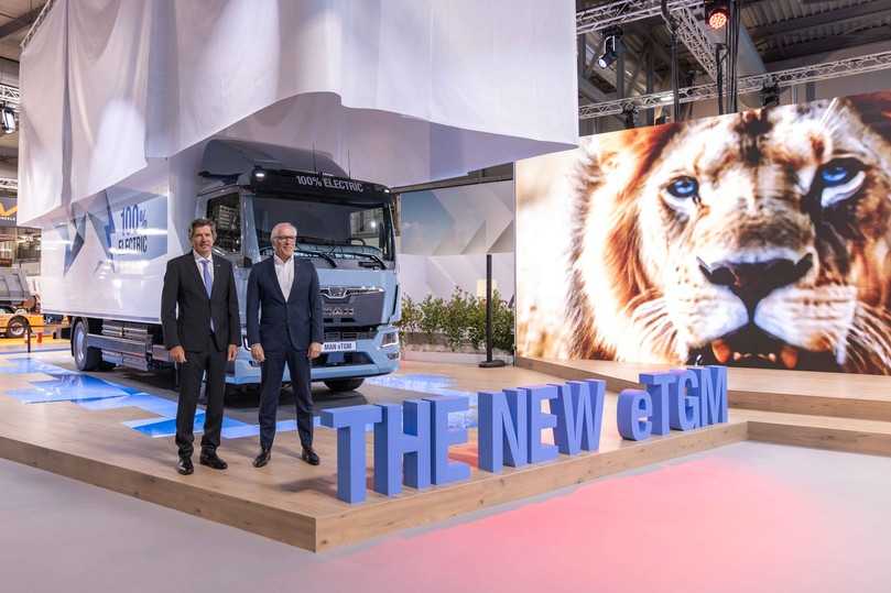 Friedrich Baumann, Vorstand Sales & Customer Solutions bei MAN Truck & Bus (rechts), und Marc Martinez, Managing Director MAN Truck & Bus Italia, enthüllten den neuen MAN eTGM als Weltpremiere auf der Transpotec Logitec 2026 in Mailand. | Foto: MAN Truck & Bus
