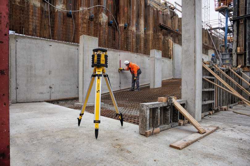 Mit Hilfe der Fernbedienung kann im Vertikalbetrieb eine Achse automatisch auf den Zielpunkt des Receivers präzise ausgerichtet werden – eine enorme Erleichterung beim Setzen von Trennwänden. | Foto: Stabila Mit Hilfe der Fernbedienung kann im Vertikalbetrieb eine Achse automatisch auf den Zielpunkt des Receivers präzise ausgerichtet werden – eine enorme Erleichterung beim Setzen von Trennwänden. | Foto: Stabila