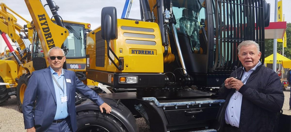 Neuheiten von Hydrema bei Manske Baumaschinen:
Stolz kann Geschäftsführer Peter Möller einen neuen Kompaktbagger und einen Baggerlader präsentieren. Möller sieht unter den veränderten Bedingungen in der Bauwirtschaft neue Chancen für diesen Gerätetyp. | Foto: B_I/Grimm