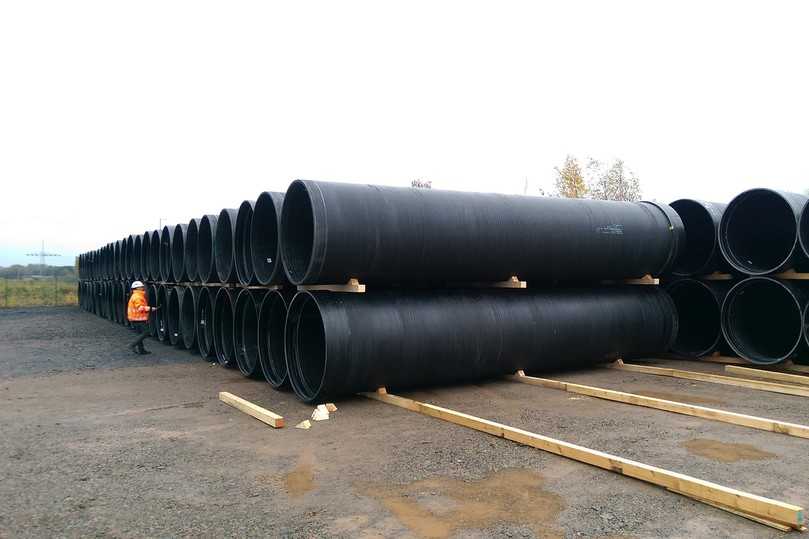 Amiblu produziert die GFK-Rohre mehrmals im Jahr auf Vorrat und liefert sie an Thyssen Schachtbau, die die Rohre in einem Rohrlager zwischenlagern. Hier ist von Vorteil, dass die GFK-Rohre UV-beständig sind. | Foto: Amiblu Germany GmbH