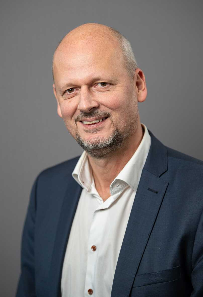 Mike Böge, Geschäftsführer des Instituts für Rohrleitungsbau (iro), kam mit dem Thema Abwasserwärmenutzung erstmals 2006 im Rahmen eines Forschungsprojekts am iro in Berührung. In den folgenden Jahren begleitete er als Projektingenieur mehrere Forschungs- und Entwicklungsprojekte – u.a. zur Entwicklung und Erprobung von Wärmeübertragern – und plante 2012 die Pilotanlage zur Abwasserwärmenutzung am iro mit, die er bis heute mit betreibt. | Foto: Institut für Rohrleitungsbau Mike Böge, Geschäftsführer des Instituts für Rohrleitungsbau (iro), kam mit dem Thema Abwasserwärmenutzung erstmals 2006 im Rahmen eines Forschungsprojekts am iro in Berührung. In den folgenden Jahren begleitete er als Projektingenieur mehrere Forschungs- und Entwicklungsprojekte – u.a. zur Entwicklung und Erprobung von Wärmeübertragern – und plante 2012 die Pilotanlage zur Abwasserwärmenutzung am iro mit, die er bis heute mit betreibt. | Foto: Institut für Rohrleitungsbau