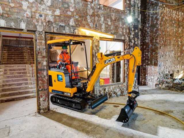JCB’s erster Elektrobagger auf dem Markt