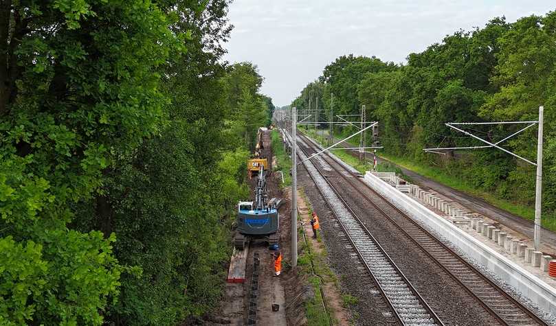 Für den Einbau der Terra Infrastructure-Doppelbohlen TKL 603 stand auf der gesamten Länge von 350 Metern ein nur vier Meter breiter Arbeitsraum zur Verfügung. | Foto: Heisig Spezialtief- und Wasserbau GmbH