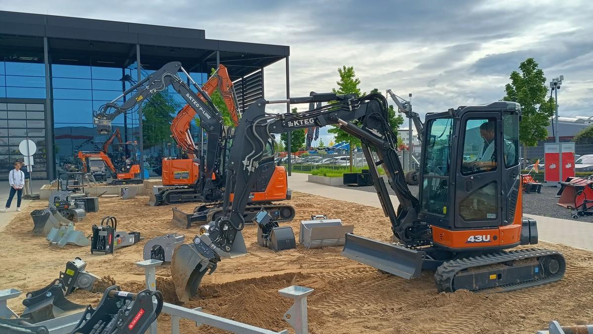 Für den GaLaBau wurden beim Innovationstag Kompaktbagger präsentiert. | Foto: B_I Medien/Budde  