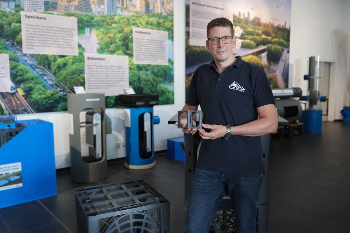 Frank Horstmann erklärt im Interview, wie GaLaBauer und Tiefbauer dezentrale Regenwassersysteme rechtssicher umsetzen. | Foto: Funke Kunststoffe