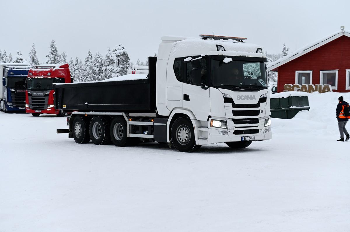 Den Scania G 410 8x4/4 Abrollkipper treibt ein äußerst leiser Gasmotor mit 13 l Hubraum an. | Foto: Quatex
