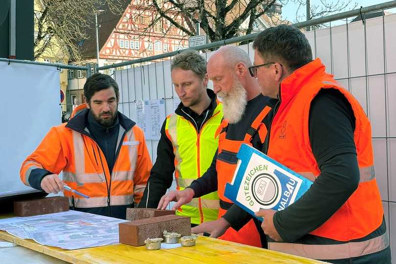 Prüfingenieur Guido Heidbrink (rechts) lässt sich die Sanierung des denkmalgeschützten Geiselbachkanals erklären von Daniel Weiss (l.), Abteilungsleiter Kanalisation, Stadt Esslingen, Florian Velle (2.v.l.), ISAS GmbH, und Volker Schmidt, Geschäftsführer SMG Bautenschutztechnik für Hoch- und Tiefbau GmbH. | Foto: Güteschutz Kanalbau Prüfingenieur Guido Heidbrink (rechts) lässt sich die Sanierung des denkmalgeschützten Geiselbachkanals erklären von Daniel Weiss (l.), Abteilungsleiter Kanalisation, Stadt Esslingen, Florian Velle (2.v.l.), ISAS GmbH, und Volker Schmidt, Geschäftsführer SMG Bautenschutztechnik für Hoch- und Tiefbau GmbH. | Foto: Güteschutz Kanalbau