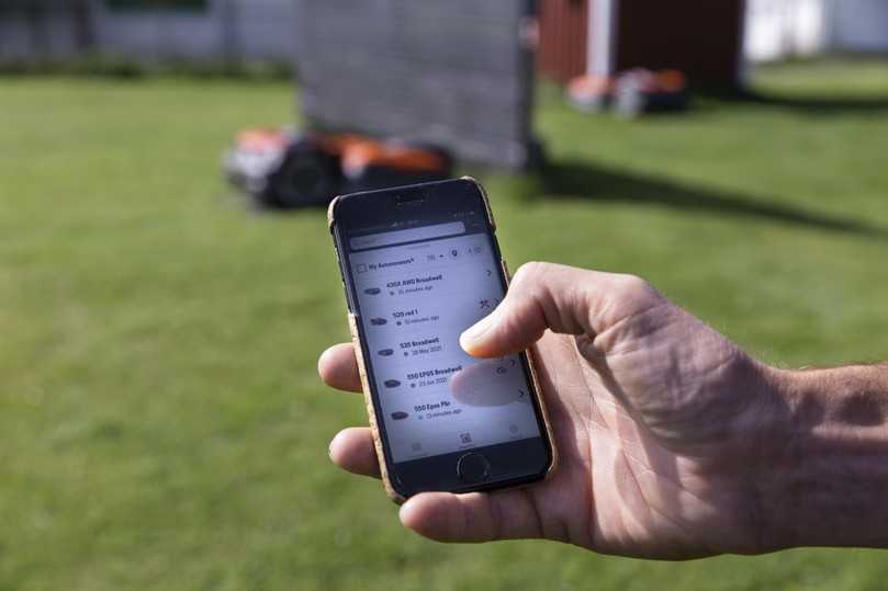 Mit dem Smartphone lässt sich der Ceora-Mähroboter von Husqvarna bequem bedienen: Das Steuern und Festlegen von Schnittbereichen oder das Ändern des Zeitplans für die Rasenpflege ist so möglich. Die sogenannten „Fleet Services“ ermöglichen Überwachung und Kartenlokalisierung für vollständige Kontrolle und Diebstahlschutz. | Foto: Husqvarna Mit dem Smartphone lässt sich der Ceora-Mähroboter von Husqvarna bequem bedienen: Das Steuern und Festlegen von Schnittbereichen oder das Ändern des Zeitplans für die Rasenpflege ist so möglich. Die sogenannten „Fleet Services“ ermöglichen Überwachung und Kartenlokalisierung für vollständige Kontrolle und Diebstahlschutz. | Foto: Husqvarna