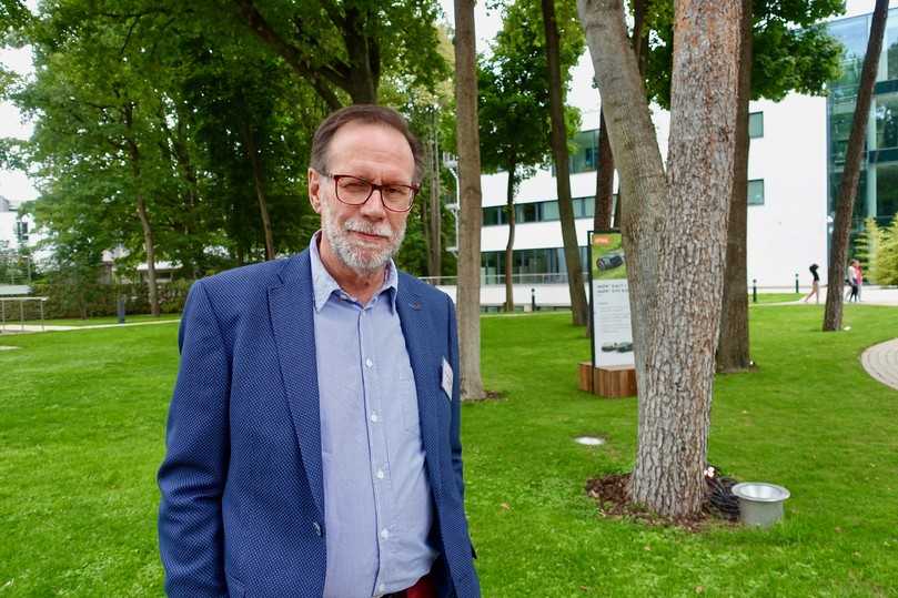 Dr. Gerhard Lung auf dem Presse-Event: Gutes gepflegtes Rasenaussehen hängt ab von Sonne, Wasser, geeigneten Nährstoffen und regelmäßiger Pflege. Hierbei erzielen Mähroboter erstaunliche Vorteile. | Foto: B_I/Bauer Dr. Gerhard Lung auf dem Presse-Event: Gutes gepflegtes Rasenaussehen hängt ab von Sonne, Wasser, geeigneten Nährstoffen und regelmäßiger Pflege. Hierbei erzielen Mähroboter erstaunliche Vorteile. | Foto: B_I/Bauer