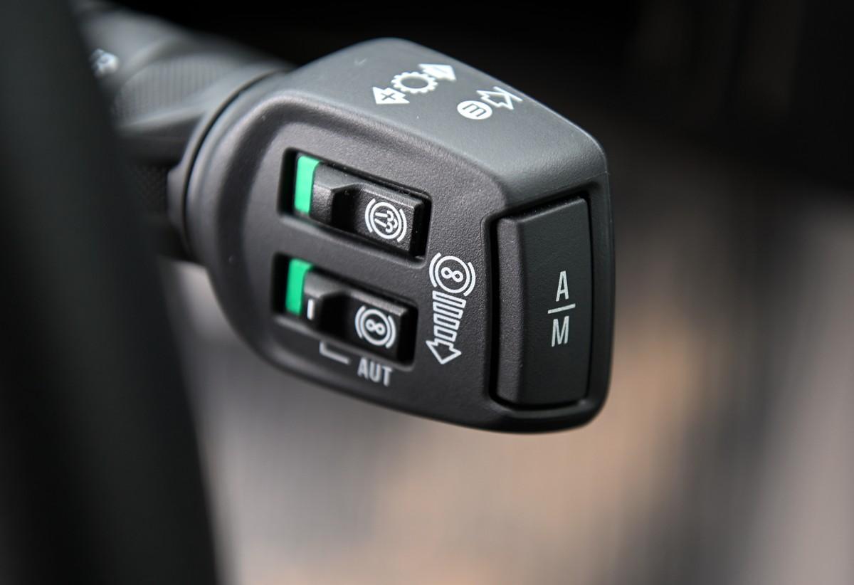 Sämtliche Getriebe-Schaltfunktionen sind am den rechten Lenkstockhebel zu finden. | Foto: QUATEX