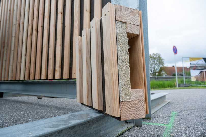 Lärmschutzwand mit Canwool-Inlays: Statt Holz können die vorkonfektionierten Dämmeinlagen aus Hanf auch in ein Aluminium-Trägersystem eingebaut werden. | Foto: Armin Weigel/Rau.de Lärmschutzwand mit Canwool-Inlays: Statt Holz können die vorkonfektionierten Dämmeinlagen aus Hanf auch in ein Aluminium-Trägersystem eingebaut werden. | Foto: Armin Weigel/Rau.de