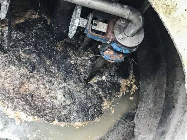 Fettschicht einfach von der Schachtwand zu lösen | Foto: Technische Werke Burscheid Fettschicht einfach von der Schachtwand zu lösen | Foto: Technische Werke Burscheid