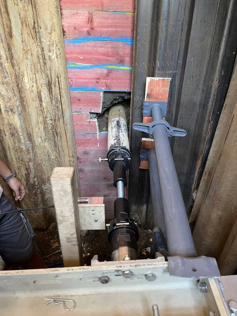 Nahaufnahme der Kopplung von Hydraulikpresse der OTH Regensburg/Kunststoffmantelrohr | Foto: AGFW