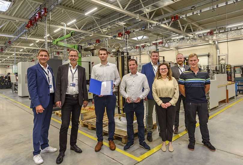 Vertreter von IBAK und der IHK zu Kiel in der Fertigung in Schönkirchen. 4.v.l.: Ausbilder Armin Möbius, 3.v.r.: Auszubildende Julia Sedych. | Foto: Tom Körber/IBAK