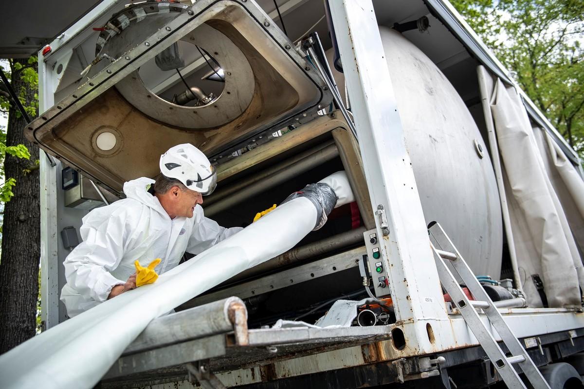 Einführen des getränkten BlueLiners in die Inversionstrommel | Foto: Benjamin Pritzkuleit