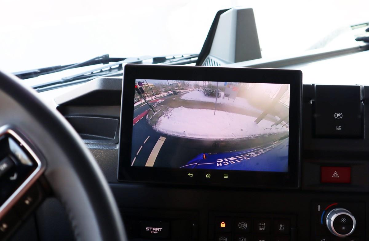 Der Abbiegeassistent mit Display-Anzeige im T-Modell hilft, die Unfallgefahr in der Stadt wirksam zu verringern. | Foto: OWI Media