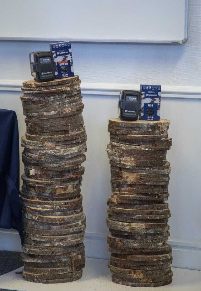 Schafft nach eigenen Tests des Herstellers mehr Schnitte in gleicher Zeit: Die neue SP21G Kette im Vergleich zur Husqvarna H38. Beide Varianten der neuen Akku-Kettensäge verfügen über eine Kettengeschwindigkeit von 24m/s. | Foto: Lasse Lommel