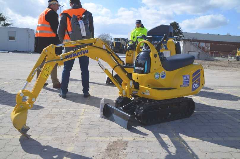 Mikrobagger von Komatsu, die mit Wechselakkus laufen und in Gebäuden in den Lastenaufzug passen: In Japan sind die Maschinen schon auf Markt, in Deutschland wird noch geprüft. | Foto: B_I MEDIEN/Budde