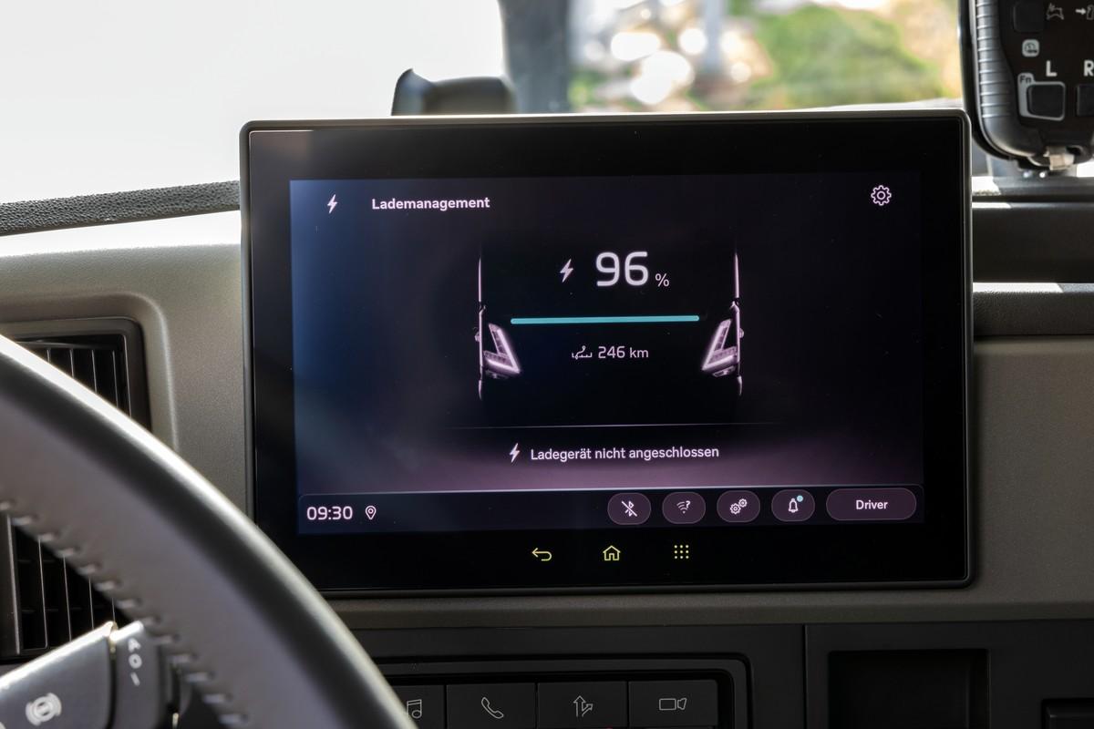 Über das aktuelle Lademanagement informiert das 9“ große Touch-Display auf dem Armaturenbrett. | Foto: Volvo Trucks Über das aktuelle Lademanagement informiert das 9“ große Touch-Display auf dem Armaturenbrett. | Foto: Volvo Trucks