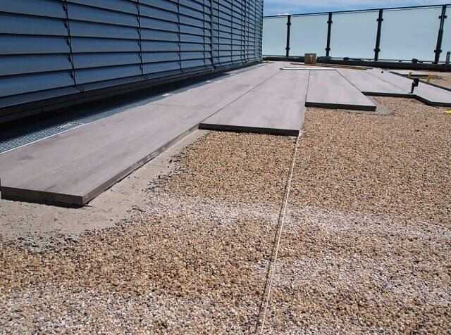 Direktes Verlegen der Keramink-Platten auf den Quarzkies.