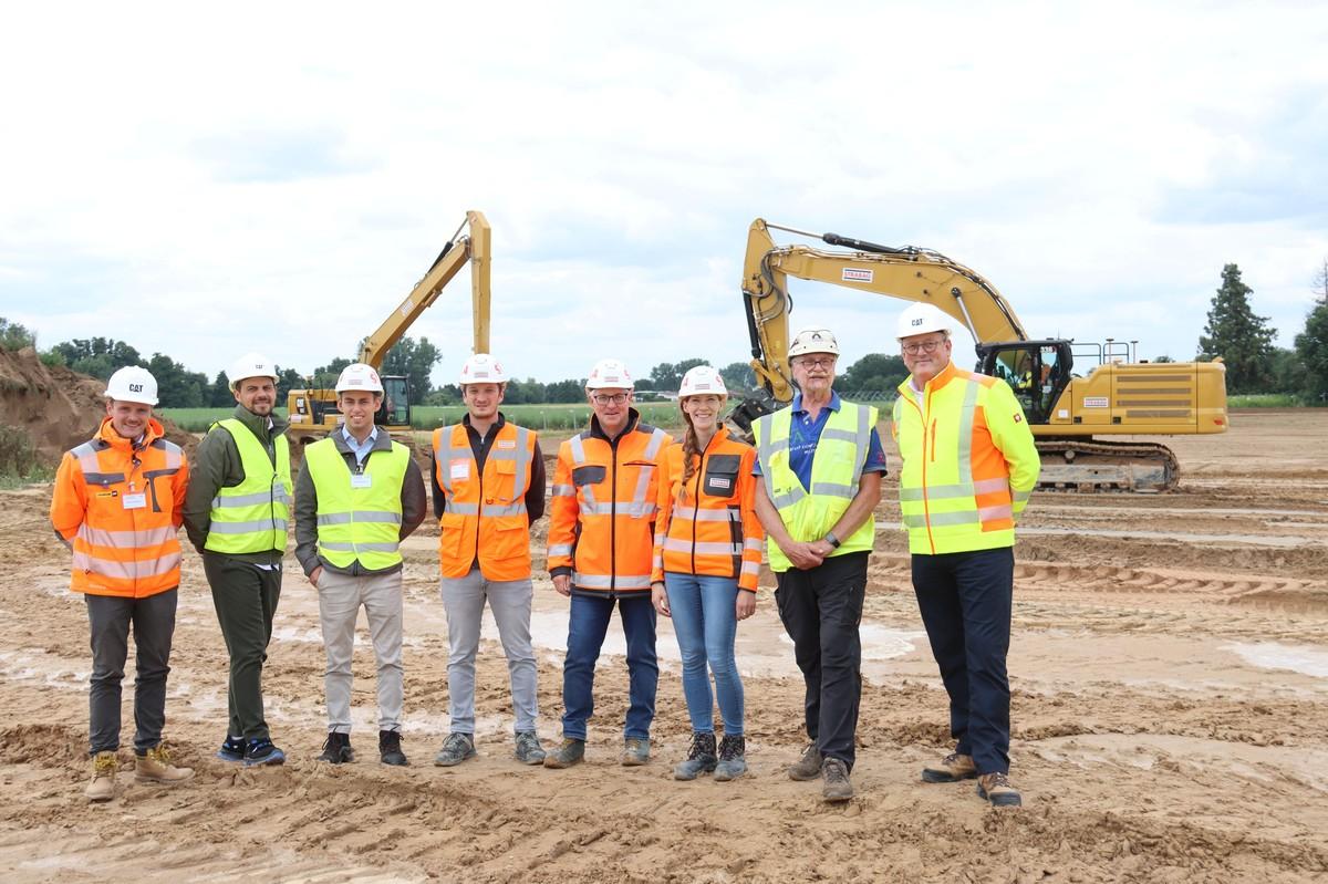 Gemeinsame Baustellenbegehung (von links) mit Moritz Caspar, Verkaufsrepräsentant der Zeppelin Niederlassung Hanau, Marco Doms und Tobias Bücking, beide vom Zeppelin Vertriebsinnendienst der Abteilung Konzernkunden, Julian Kreß, Strabag Bauleiter, Tilman Prast, Strabag Projektleiter, Nora Storost, Strabag Bauleiterin, Peter Lotz, Strabag Polier, und Horst Wicker, Zeppelin Verkaufsleiter der Abteilung Konzernkunden. | Foto: Zeppelin