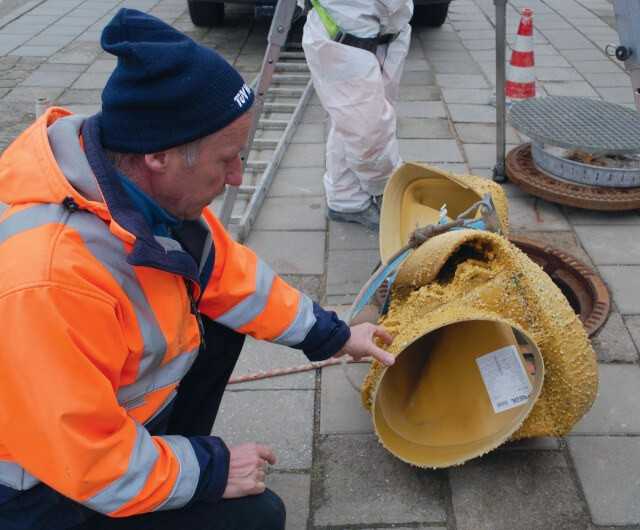 Klaus-Dieter Jöckertitz (Firma Predl) erklärt die Eigenschaften des Flexliners. Gut zu erkennen: der raue Strip am Ende des Flexliners zur sicheren Verbindung.