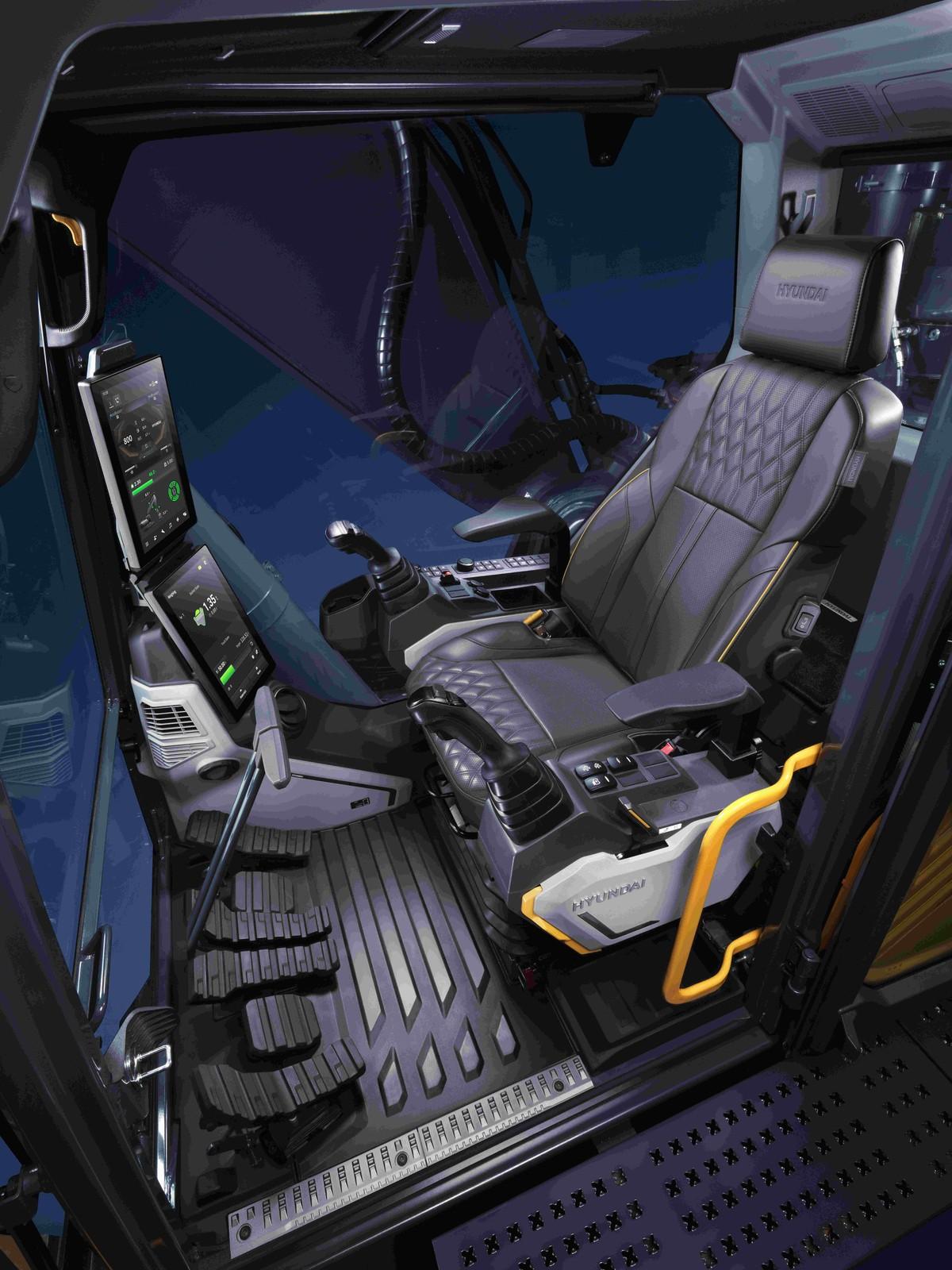 Blick in die Kabine des Hyundai HX300L: Bis zu zwei 12,8-Zoll-Touchscreens, Digital Key und ein Geräuschpegel von 68 dB(A) sollen Komfort und Bedienbarkeit erhöhen. | Foto: Hyundai Blick in die Kabine des Hyundai HX300L: Bis zu zwei 12,8-Zoll-Touchscreens, Digital Key und ein Geräuschpegel von 68 dB(A) sollen Komfort und Bedienbarkeit erhöhen. | Foto: Hyundai