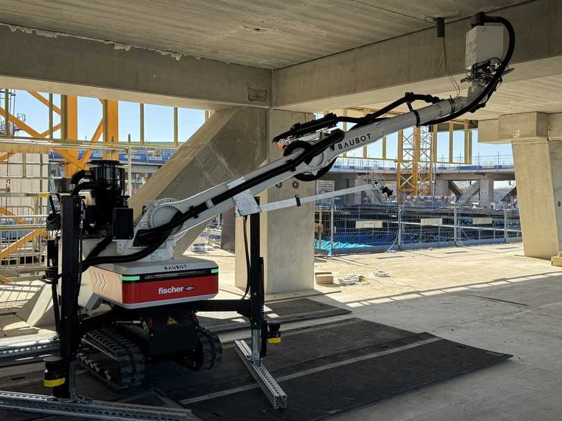 Auch bei beengten Platzverhältnissen und komplexer Statik bewährten sich die BauBots – unterstützt
durch ein spezielles Lastverteilungssystem. | Foto: fischer Auch bei beengten Platzverhältnissen und komplexer Statik bewährten sich die BauBots – unterstützt
durch ein spezielles Lastverteilungssystem. | Foto: fischer