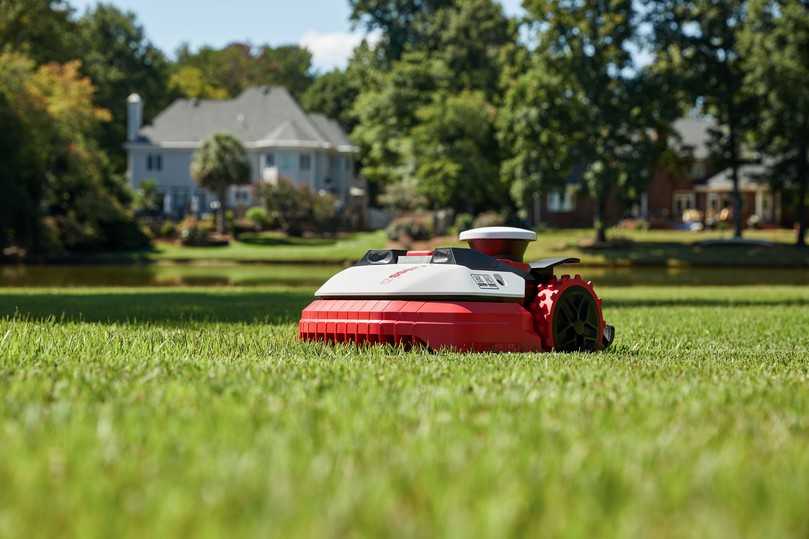 Die Kress RTKn Roboter-RasenmĂ€her gibt es in fĂŒnf GröĂen fĂŒr RasenflĂ€chen von 3.000 bis 24.000 Quadratmetern. | Foto: Kress Die Kress RTKn Roboter-RasenmĂ€her gibt es in fĂŒnf GröĂen fĂŒr RasenflĂ€chen von 3.000 bis 24.000 Quadratmetern. | Foto: Kress