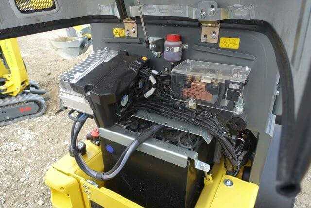 Blick unter die Heckklappe: die Antriebseinheit besteht aus bewährter Staplertechnik der Firma Linde, der Blei-Säure-Batteriepack erhöht als Kontergewicht die Kipplast des Knicklenkers. Blick unter die Heckklappe: die Antriebseinheit besteht aus bewährter Staplertechnik der Firma Linde, der Blei-Säure-Batteriepack erhöht als Kontergewicht die Kipplast des Knicklenkers.