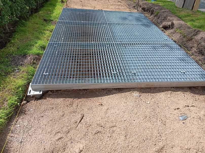 Wurzelbrücke aus Stahl schafft einen Hohlraum zwischen Tragkonstruktion und gewachsenem Boden | Foto: LBV.SH Wurzelbrücke aus Stahl schafft einen Hohlraum zwischen Tragkonstruktion und gewachsenem Boden | Foto: LBV.SH