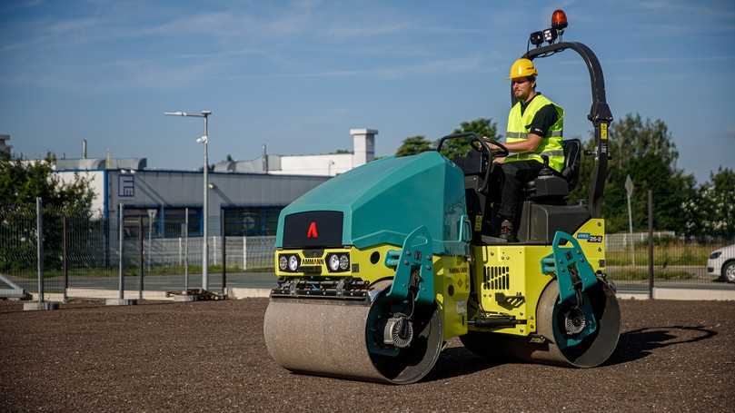 Wendig, kompakt und trotzdem leistungsstark, so zeigt sich die elektrisch betriebene Ammann-Tandemwalze eARX 26-2. | Foto: Ammann Wendig, kompakt und trotzdem leistungsstark, so zeigt sich die elektrisch betriebene Ammann-Tandemwalze eARX 26-2. | Foto: Ammann