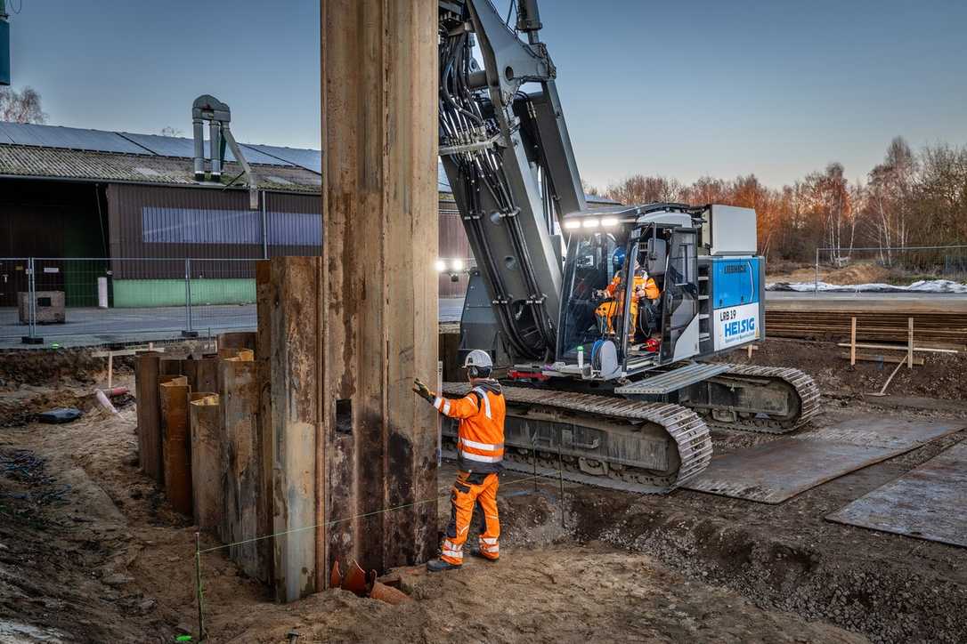 Kurze Rüstzeit im Spezialtiefbau: Liebherr LRB 19 rammt Spundwand in Clenze